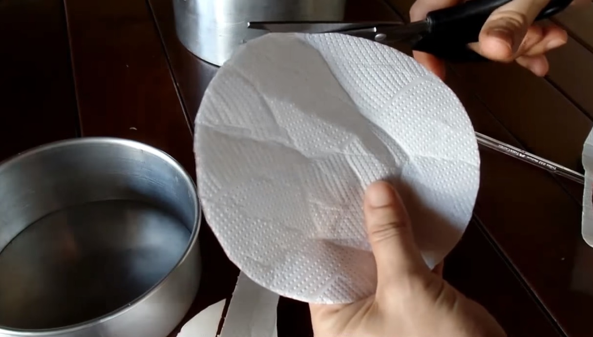 Como untar forma com papel toalha ou papel manteiga.